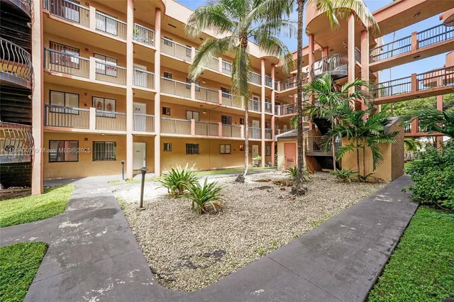 $1,975 | 5490 West 21st Court, Unit 112, Hialeah, FL 33016