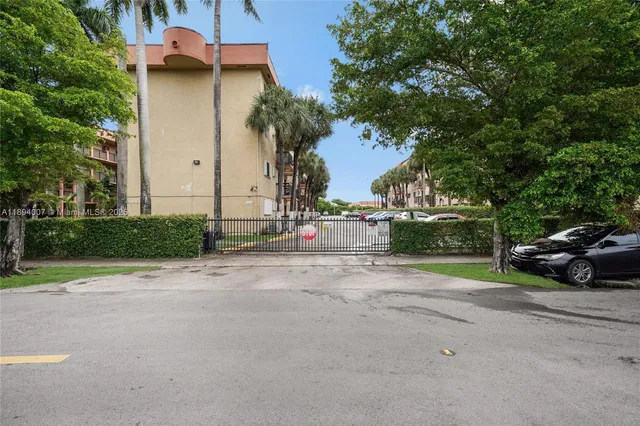 $1,975 | 5490 West 21st Court, Unit 112, Hialeah, FL 33016