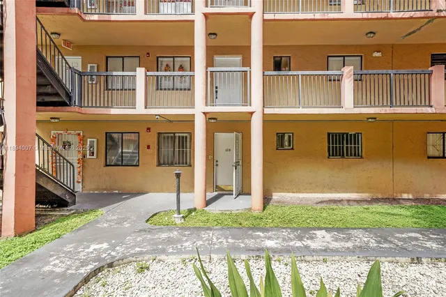 $1,975 | 5490 West 21st Court, Unit 112, Hialeah, FL 33016