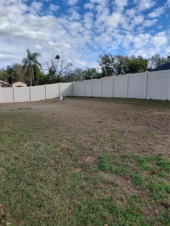 a view of a backyard
