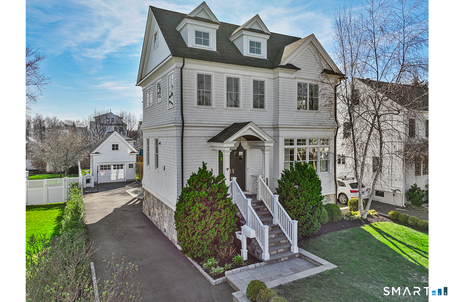 550 Penfield Road Fairfield, CT 06824 - Photo 37 of 40 a front view of a house with garden