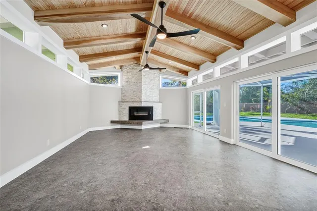 a view of a backyard