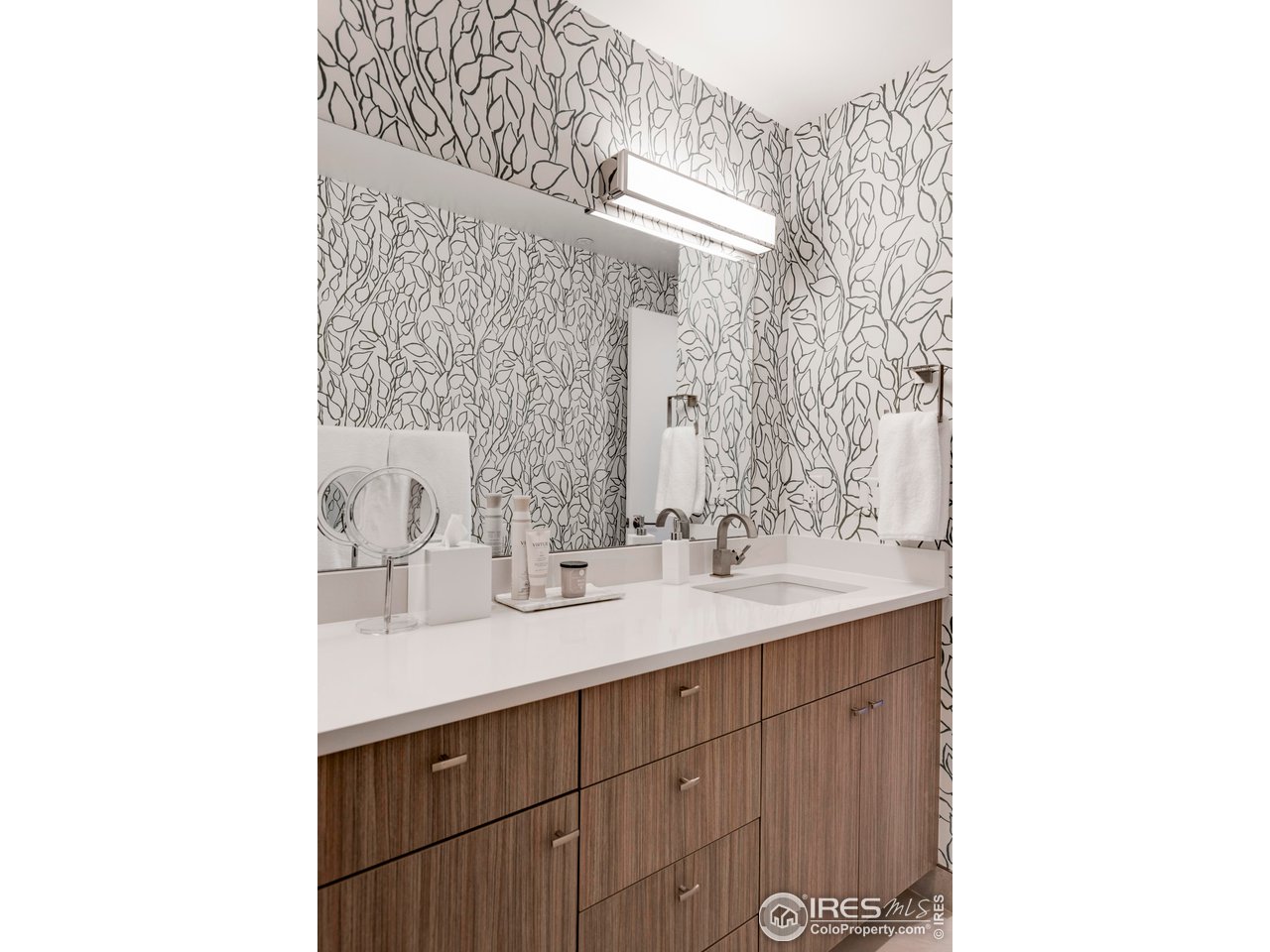 2718 Pine Street, Unit 202 Boulder, CO 80302 - Photo 20 of 33 Primary bath