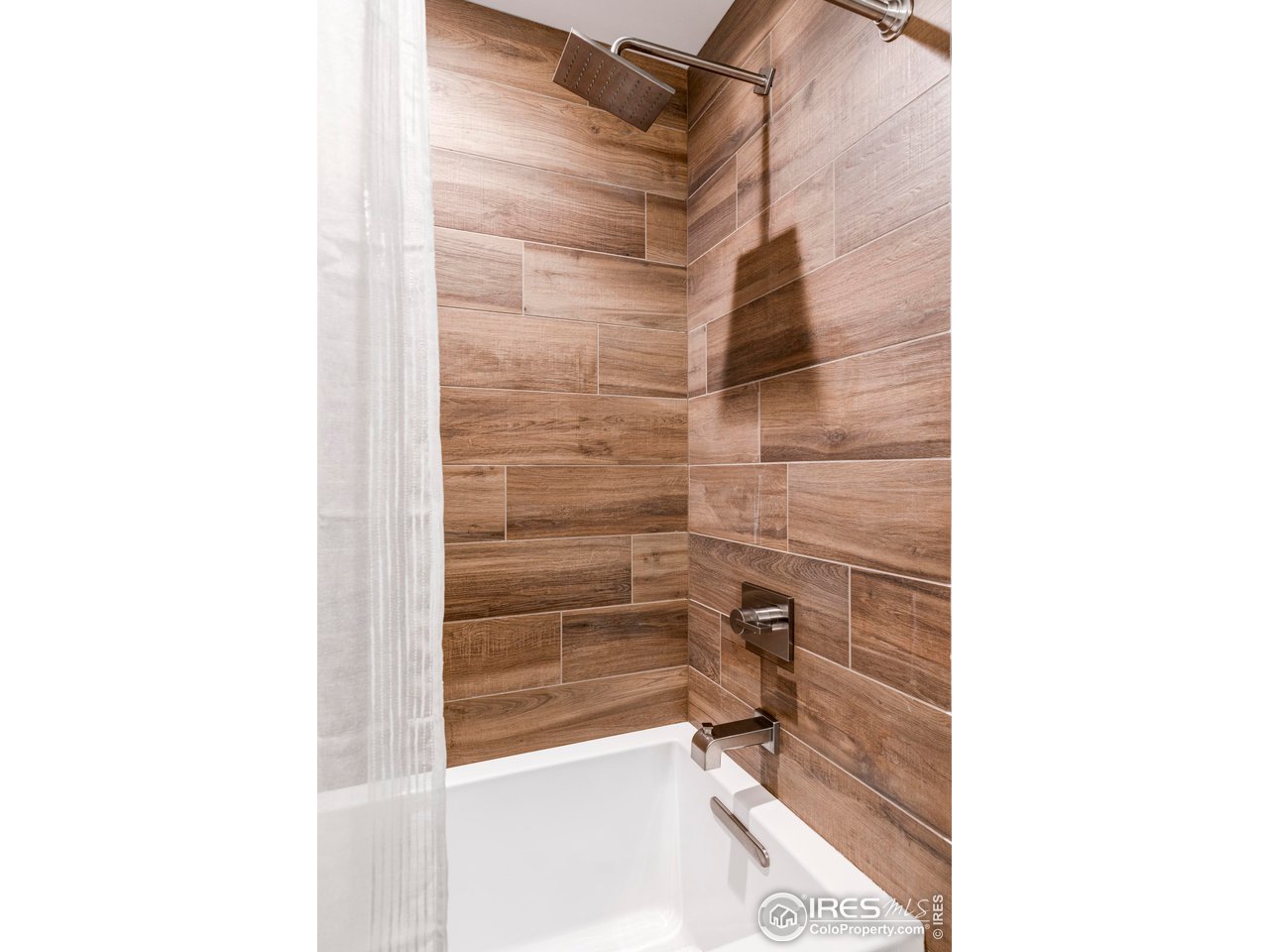 2718 Pine Street, Unit 202 Boulder, CO 80302 - Photo 28 of 33 Second bathroom tub