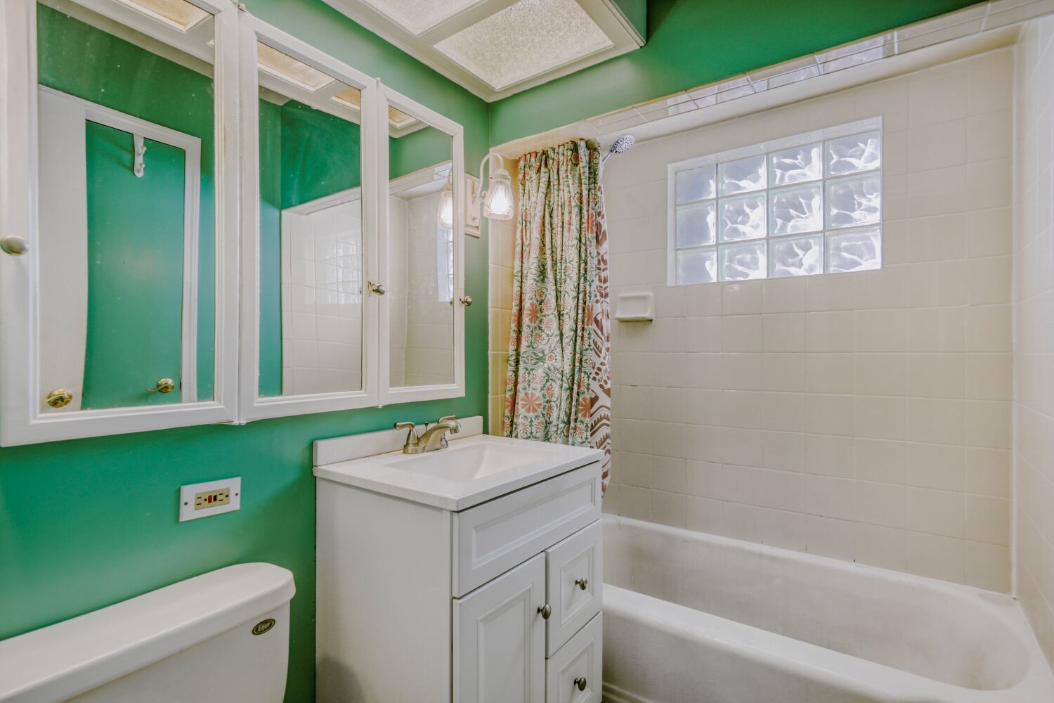 3659 Madison Street Lansing, IL 60438 - Photo 11 of 28 a bathroom with a sink a toilet and a bathtub