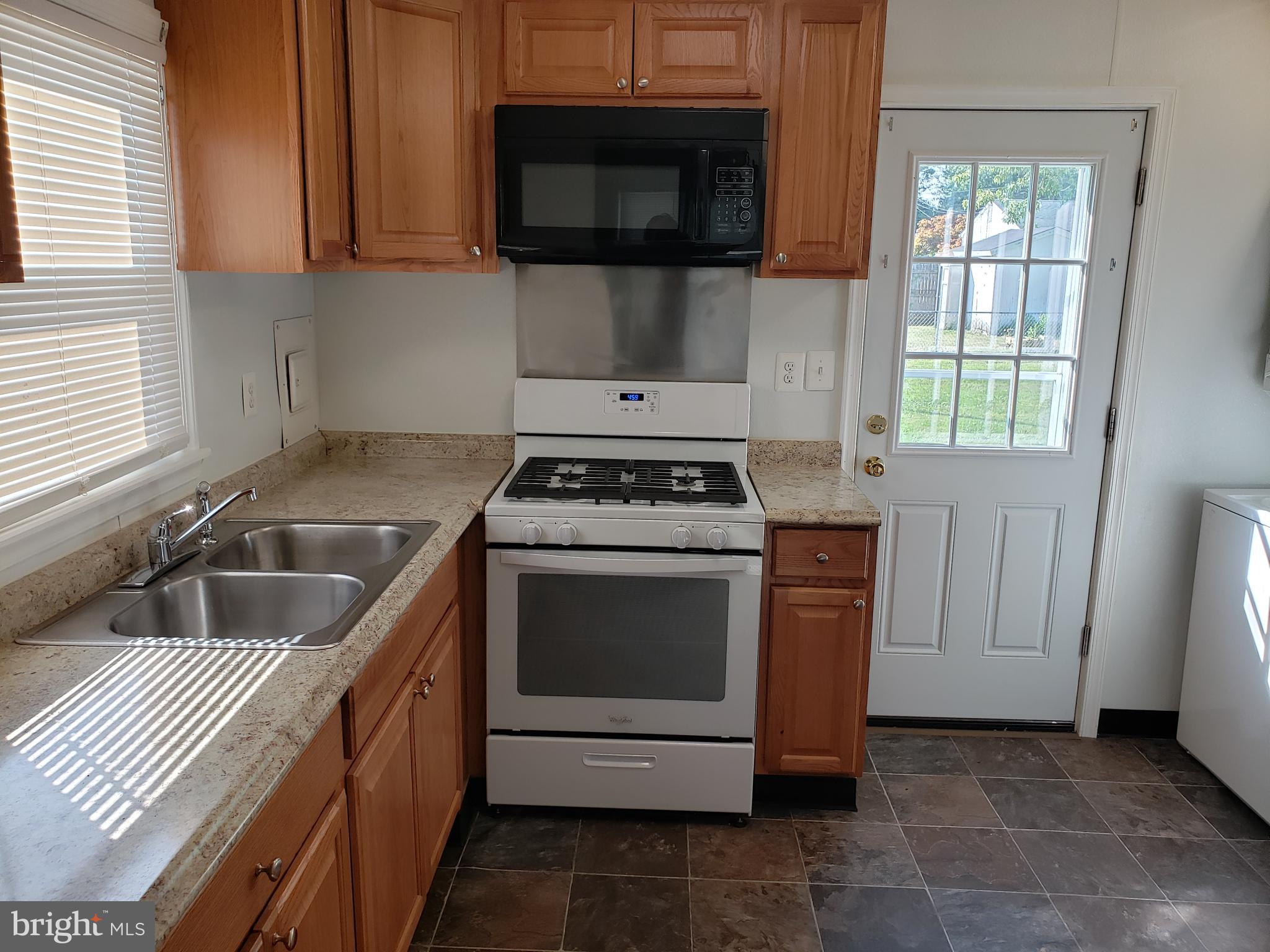 322 Baltimore Street Aberdeen, MD 21001 - Photo 6 of 19 Kitchen w/gas stove