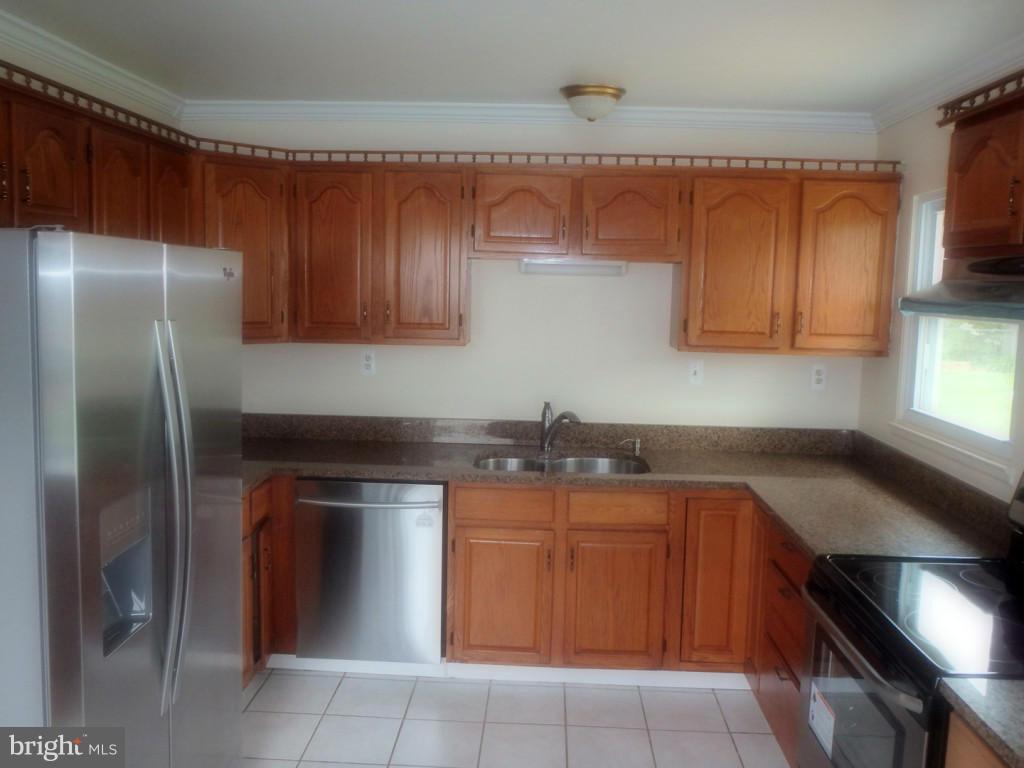 6215 Apache Street Springfield, VA 22150 - Photo 7 of 17 Kitchen