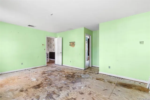 a view of a big room with a garage