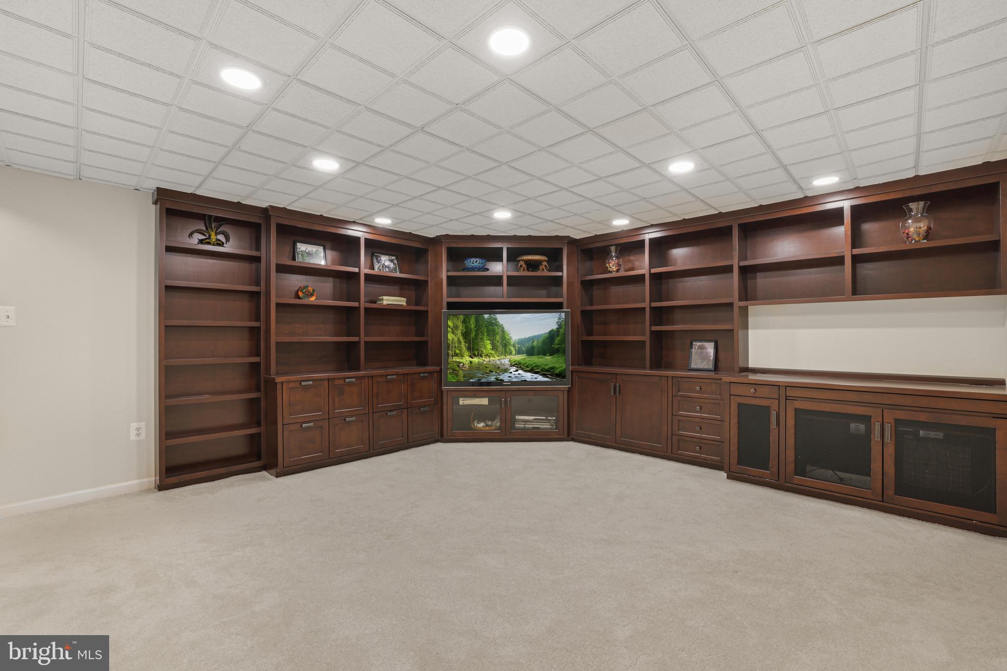 15532 Quince Ridge Lane North Potomac, MD 20878 - Photo 34 of 50 a room with furniture