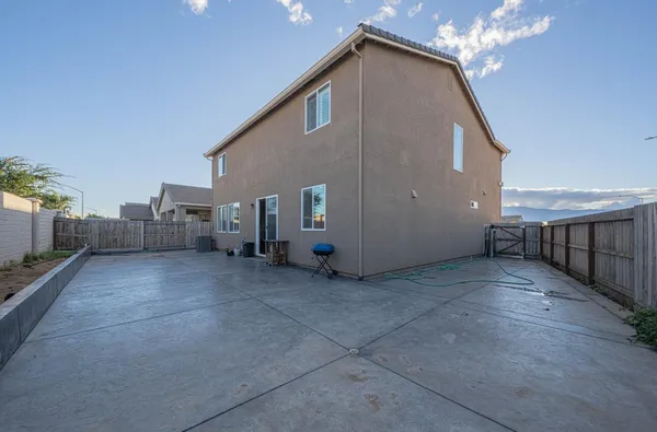 a view of a house with backyard
