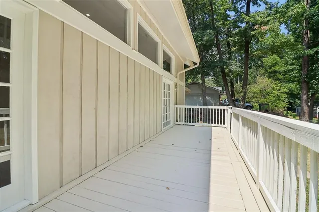 a view of a backyard