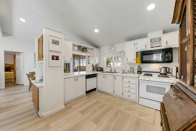 a view of livingroom with furniture