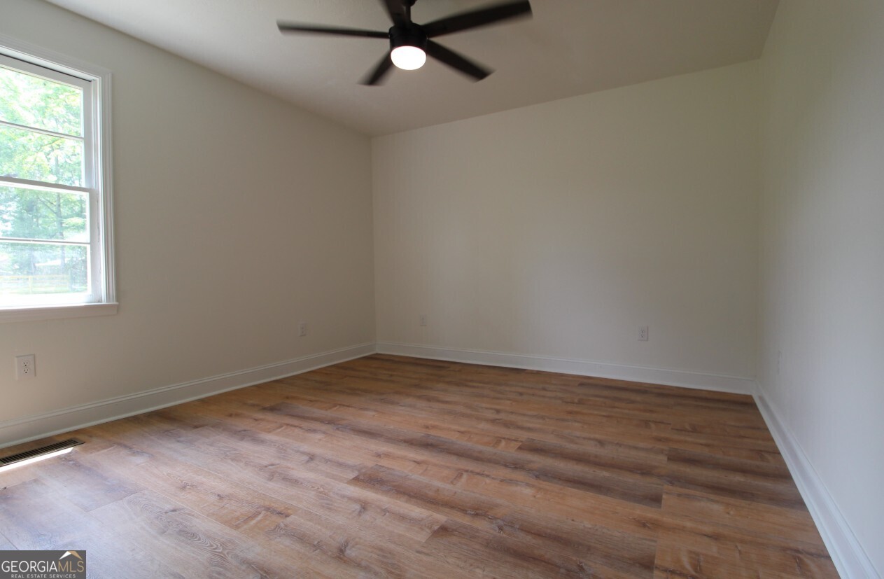 8142 Alabama Highway Rome, GA 30165 - Photo 4 of 10 an empty room with a window