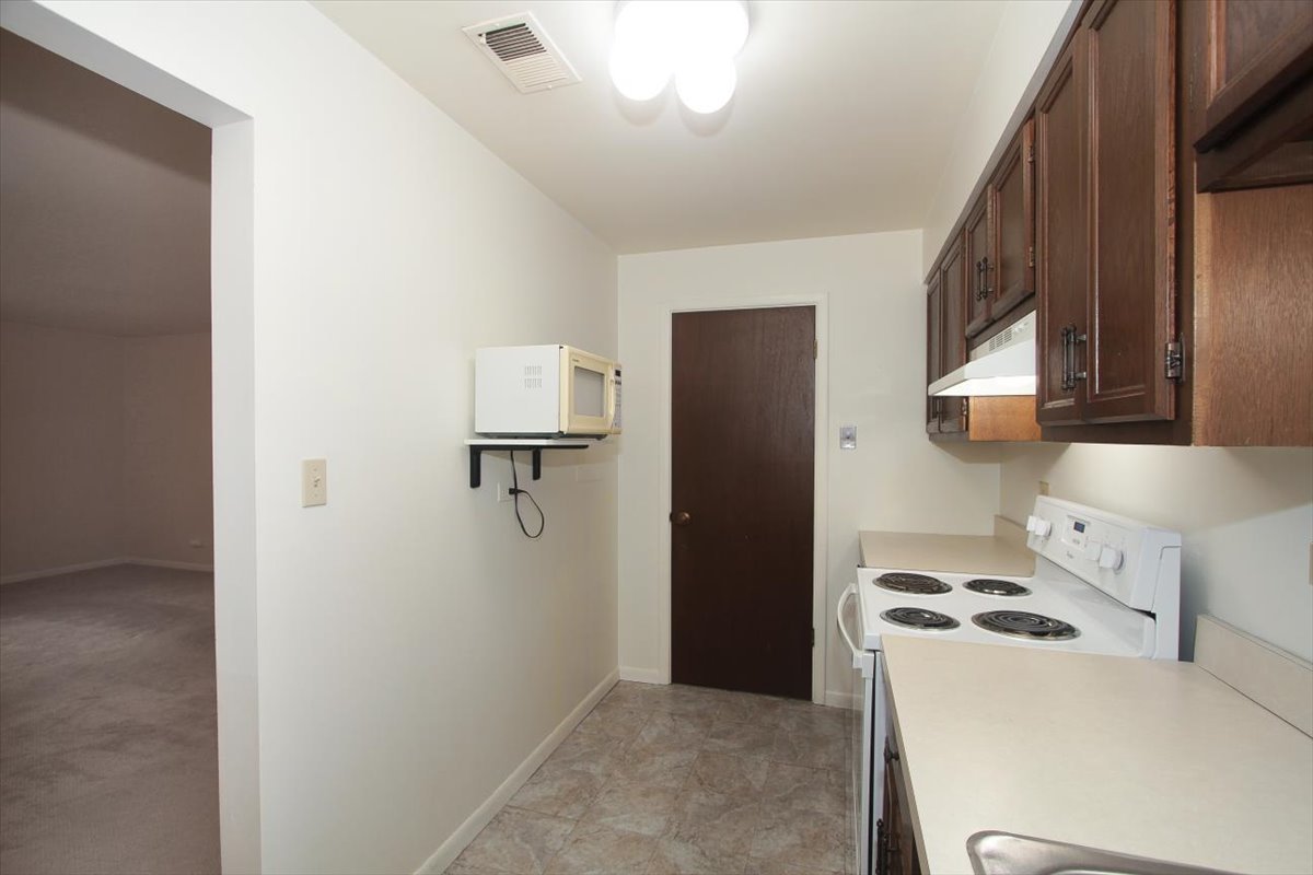 705 West Central Road, Unit B8 Mount Prospect, IL 60056 - Photo 11 of 18 Gallery Image 11