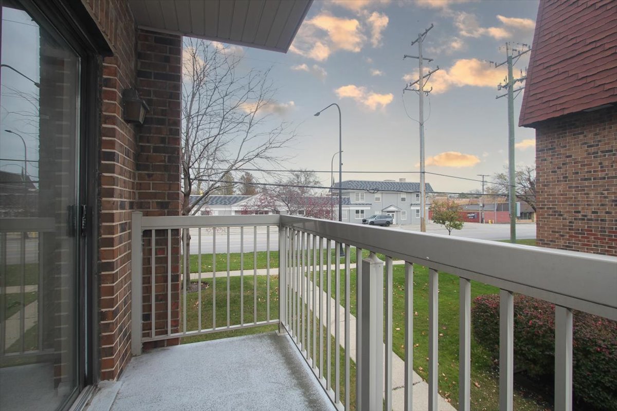 705 West Central Road, Unit B8 Mount Prospect, IL 60056 - Photo 8 of 18 Gallery Image 8