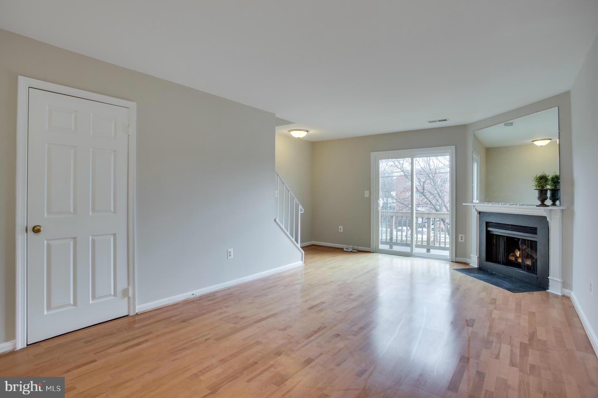 3916 9th Road South Arlington, VA 22204 - Photo 8 of 24 Living Room