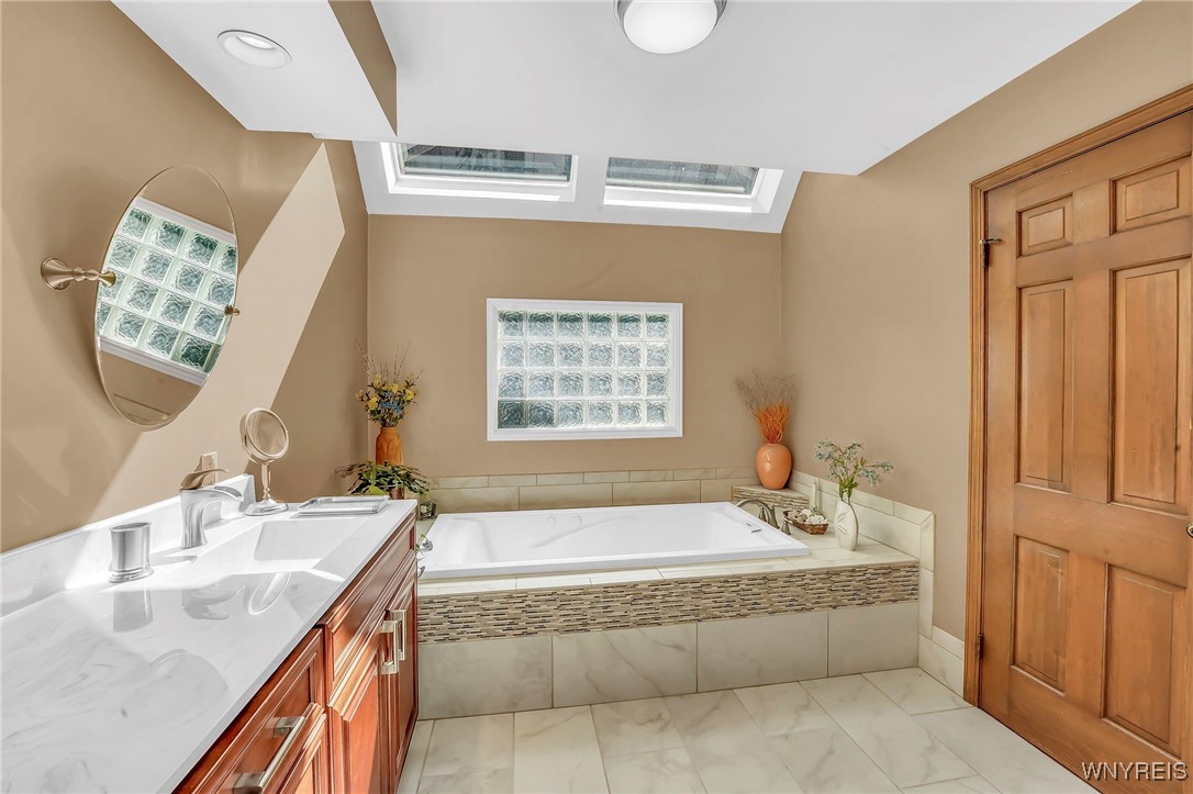 6050 Whitegate Crossing Clarence, NY 14051 - Photo 32 of 48 1st Floor Primary Bath