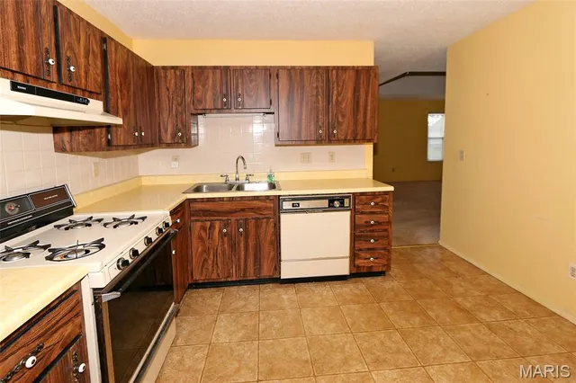 $155,000 | 326 Devonshire Court, Unit E, St. Peters, MO 63376