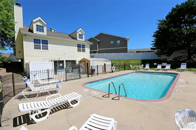 $155,000 | 326 Devonshire Court, Unit E, St. Peters, MO 63376