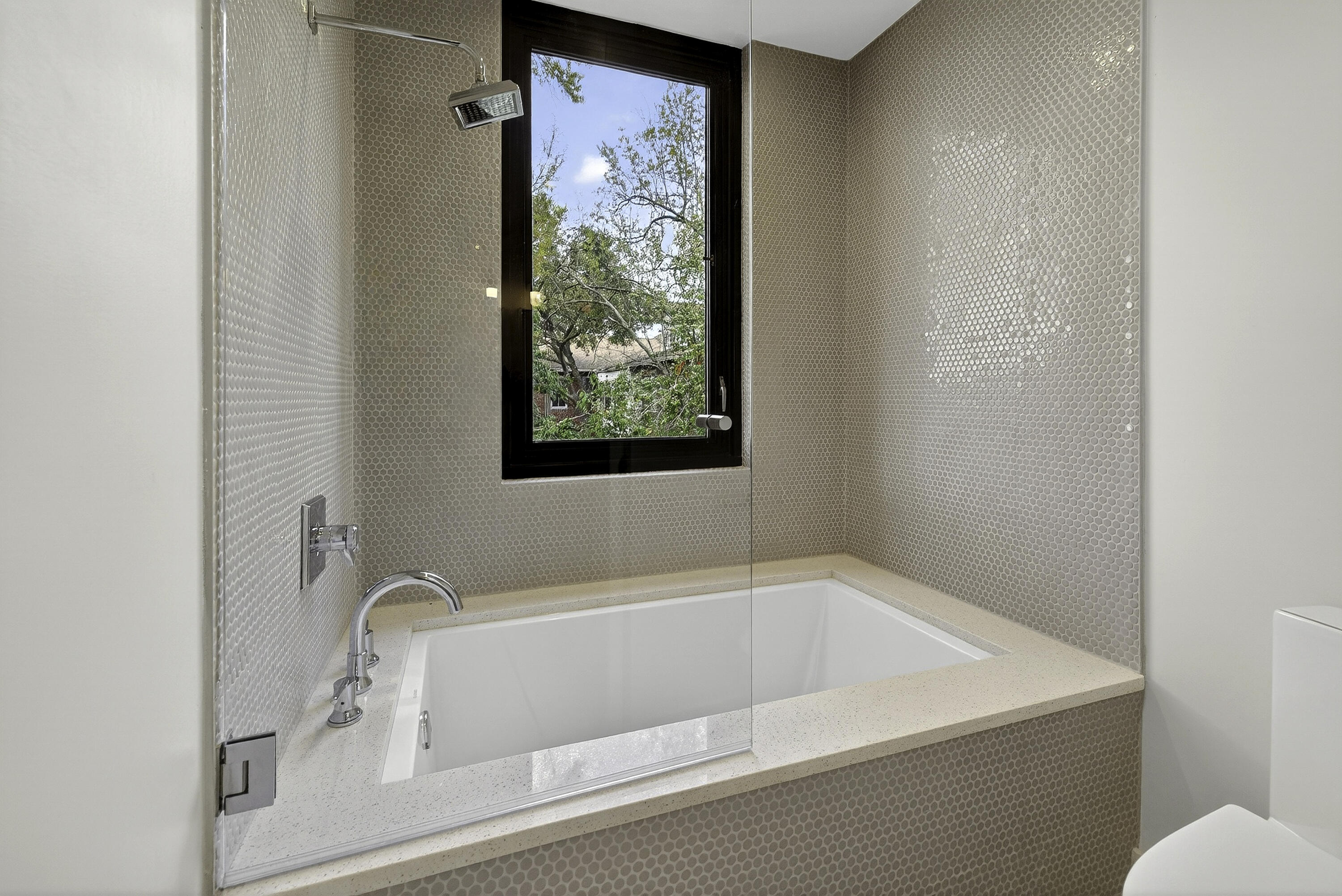 124 Grove Street Charleston, SC 29403 - Photo 25 of 31 Soaking Tub Guest En-Suite