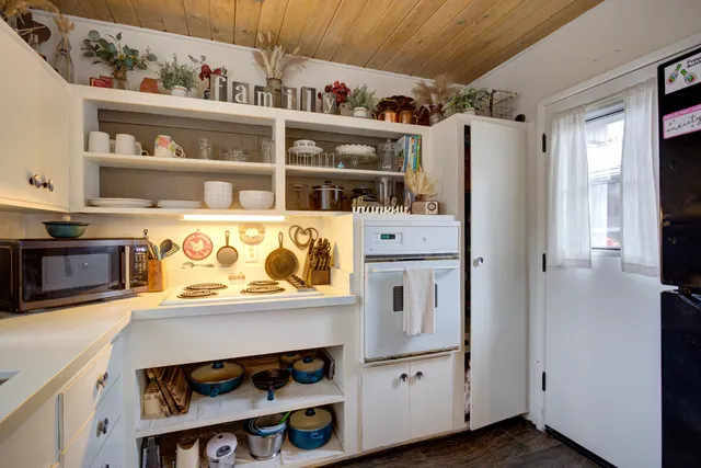 a view of a storage & utility room with washer and dryer