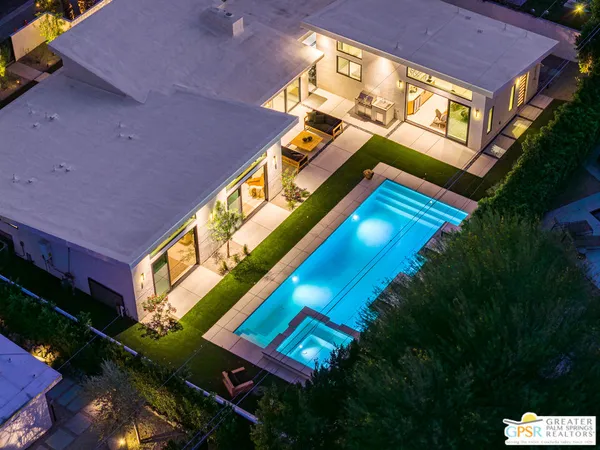 a view of an buildings in the backyard of a house