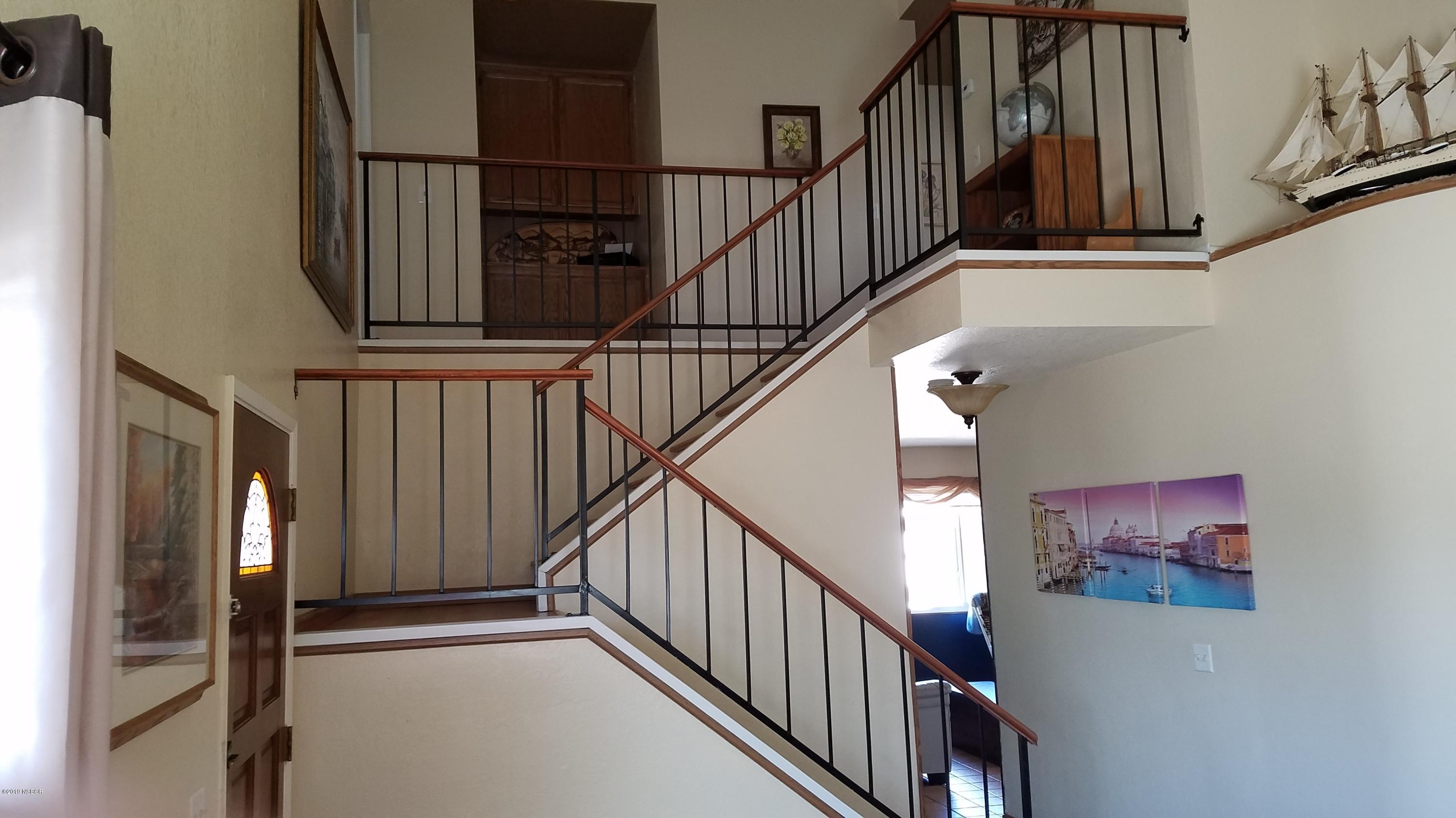 1302 Woodmere Road Santa Maria, CA 93455 - Photo 11 of 32 Staircase