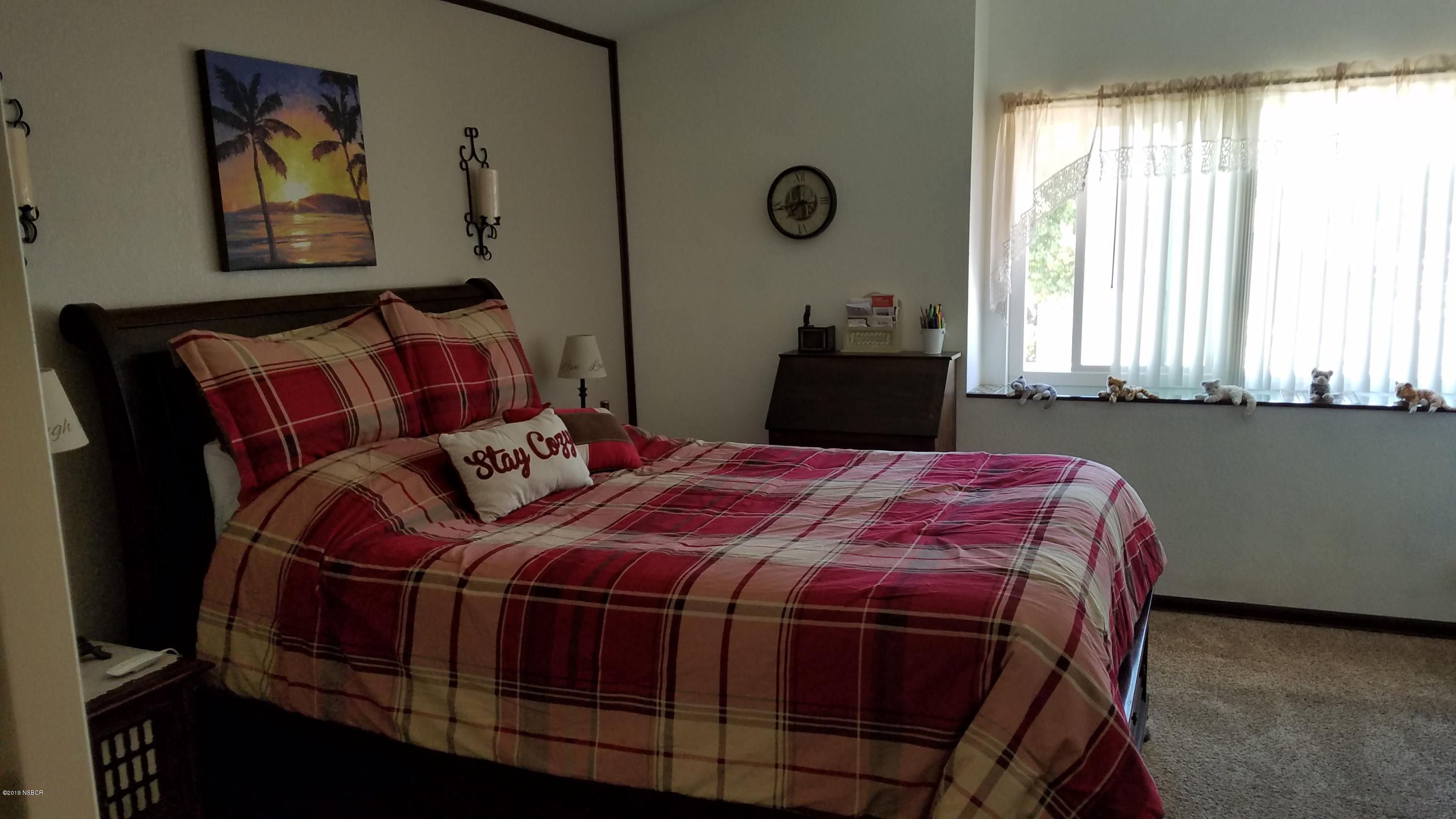 1302 Woodmere Road Santa Maria, CA 93455 - Photo 16 of 32 Master Bedroom