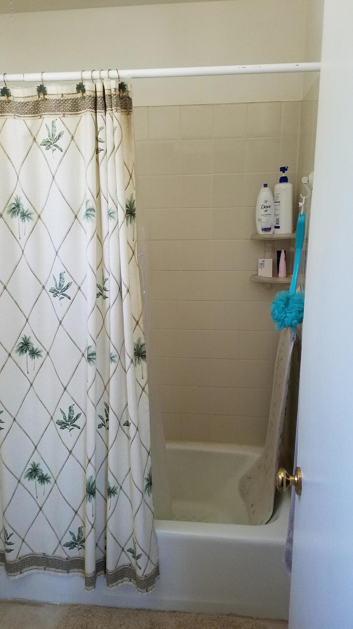 1302 Woodmere Road Santa Maria, CA 93455 - Photo 20 of 32 Master Tuib and Shower