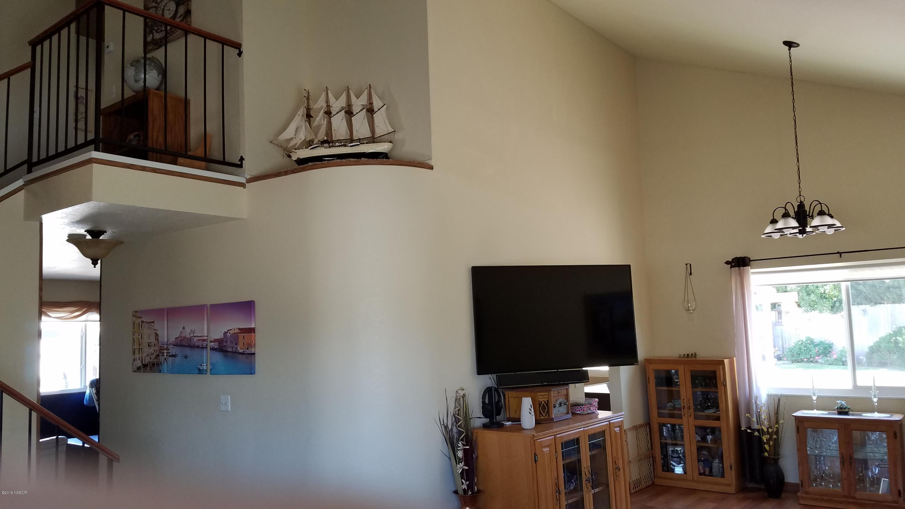 1302 Woodmere Road Santa Maria, CA 93455 - Photo 4 of 32 Living Room #3