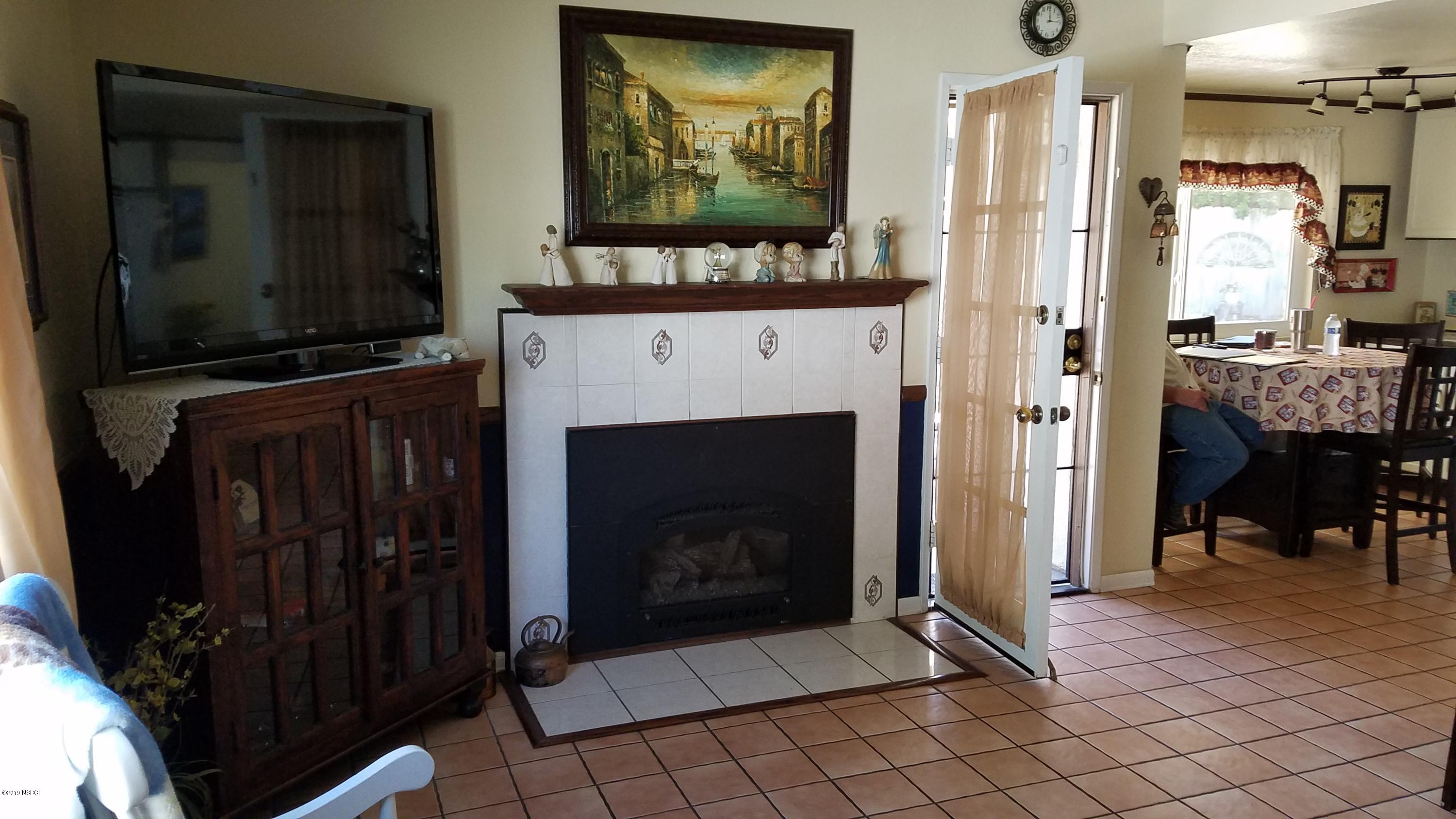 1302 Woodmere Road Santa Maria, CA 93455 - Photo 8 of 32 Family room #2