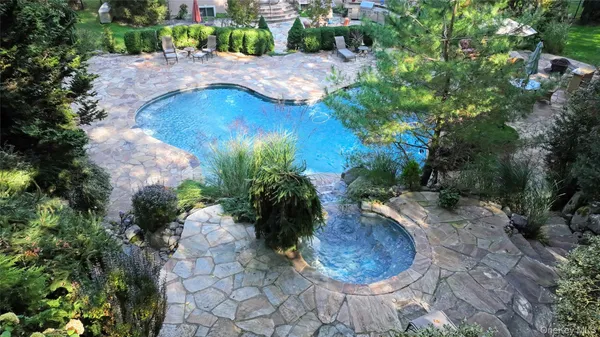 a view of a backyard