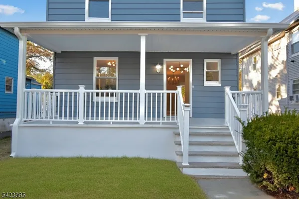 a view of a house with backyard and deck