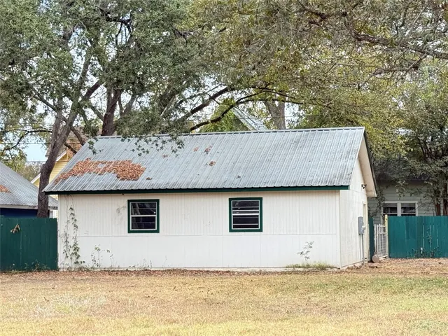 a view of a house with a backyard