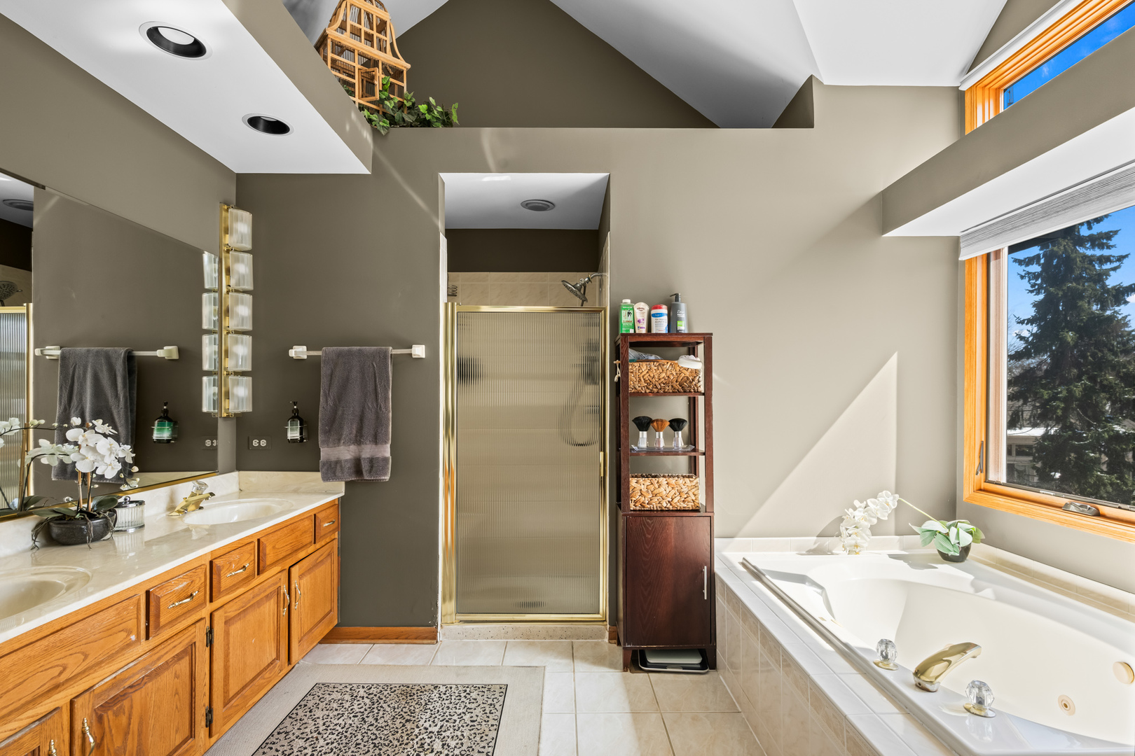 1380 Prestwick Lane Itasca, IL 60143 - Photo 20 of 45 a bathroom with a double vanity sink a mirror and a bathtub