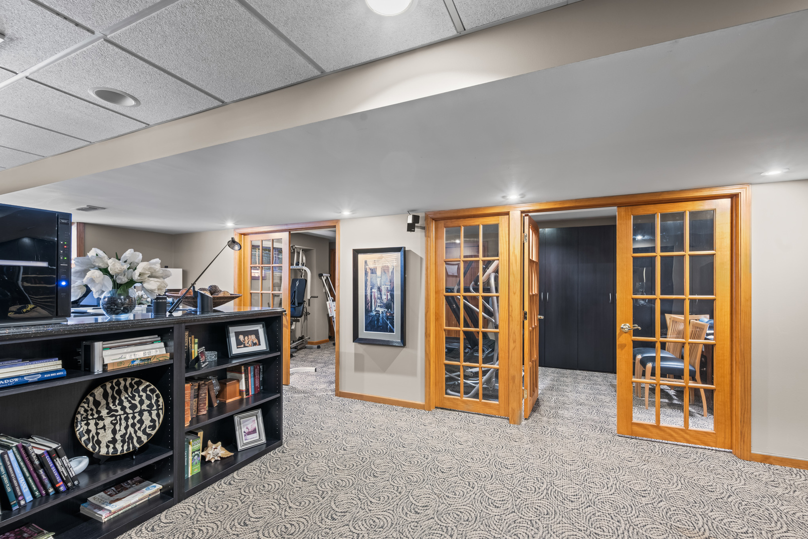 1380 Prestwick Lane Itasca, IL 60143 - Photo 32 of 45 a view of a livingroom with furniture and window