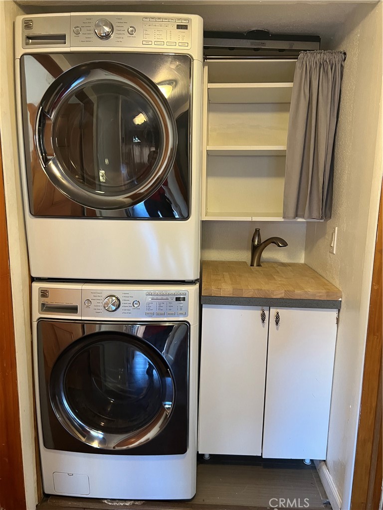 29716 Jackson Street Castaic, CA 91384 - Photo 32 of 38 a utility room with dryer and washer