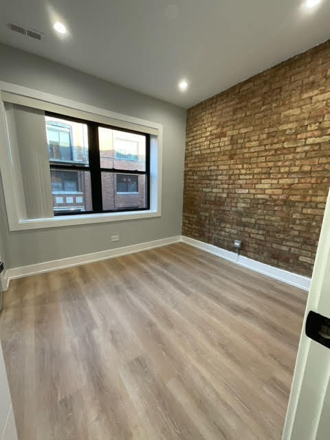 1552 West Juneway Terrace, Unit 2F Chicago, IL 60626 - Photo 3 of 9 a view of an empty room with a window