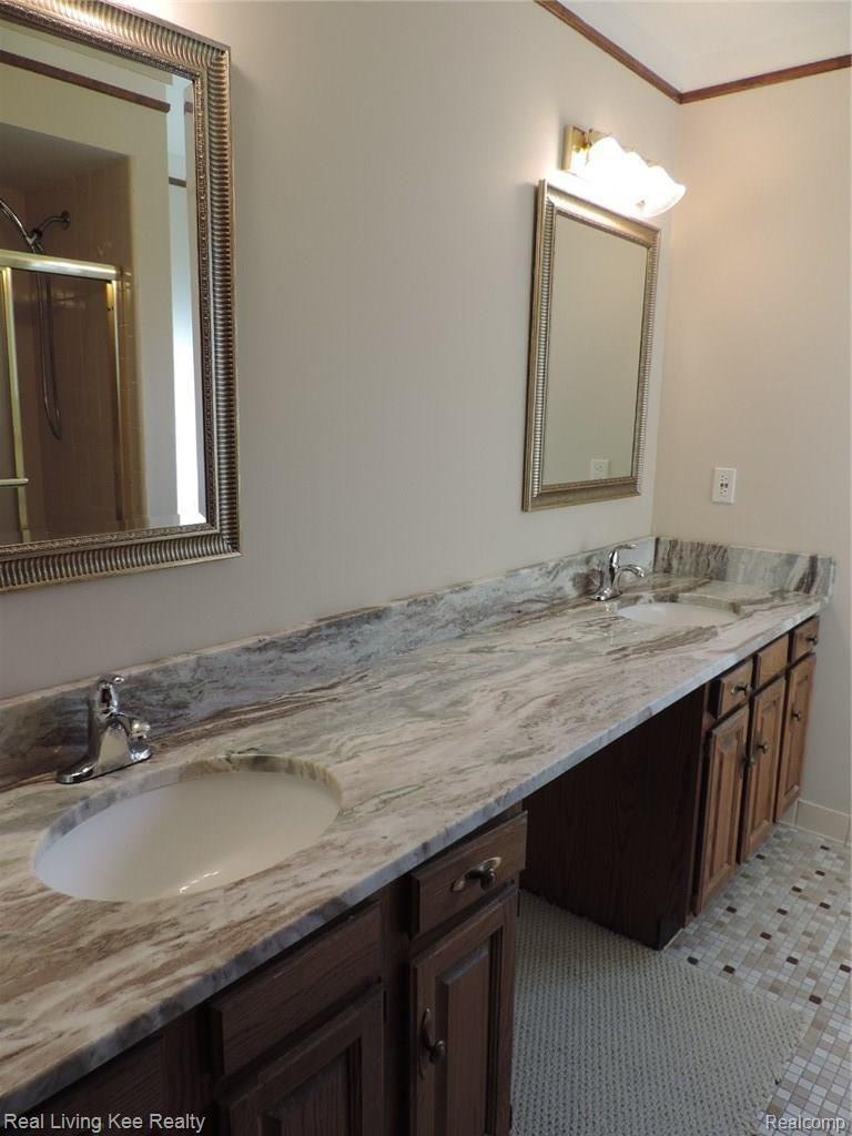 2362 Cumberland Road Rochester, MI 48307 - Photo 24 of 28 Main Bath