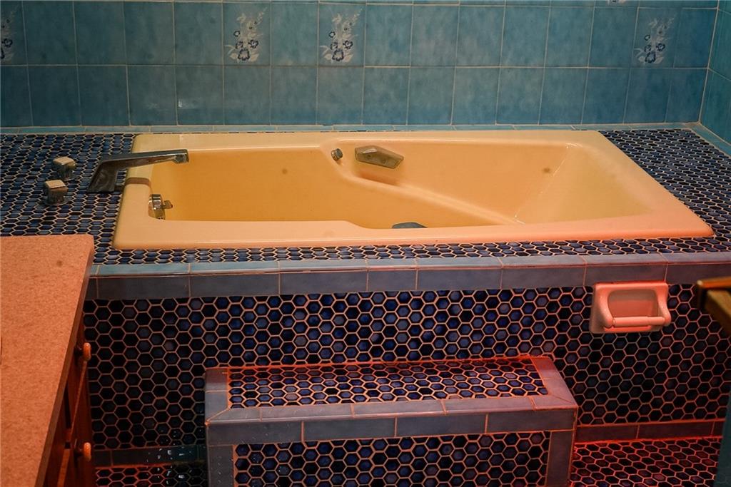 238 Victoria Way Leechburg, PA 15656 - Photo 9 of 22 a bathroom with a bathtub