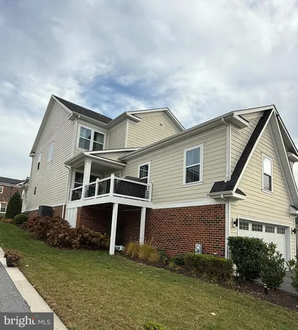 a view of a house with backyard and garden