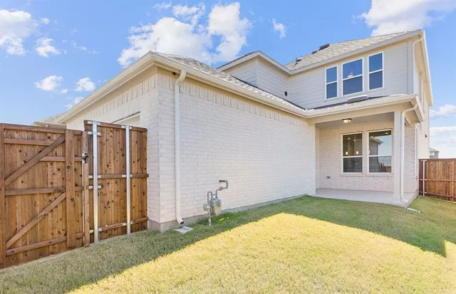 a view of backyard of the house