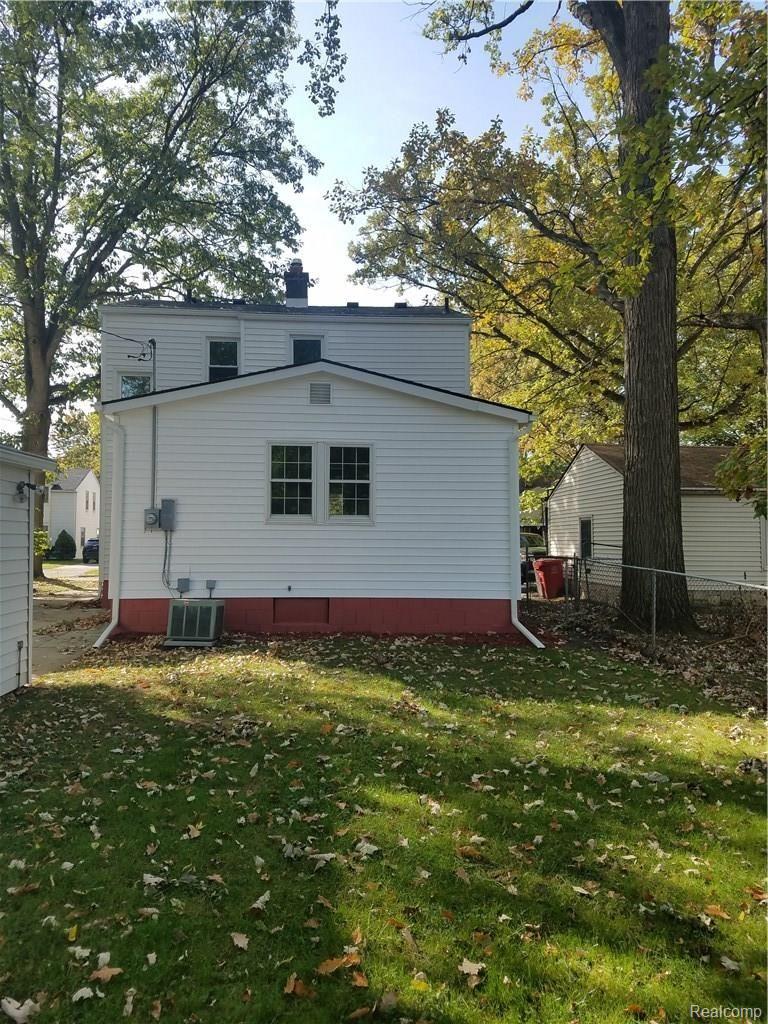 2180 Hampton Road Grosse Pointe, MI 48236 - Photo 8 of 37 20171019_113037.jpg