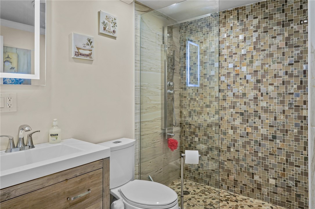 30 Lark Avenue Cranston, RI 02920 - Photo 9 of 37
