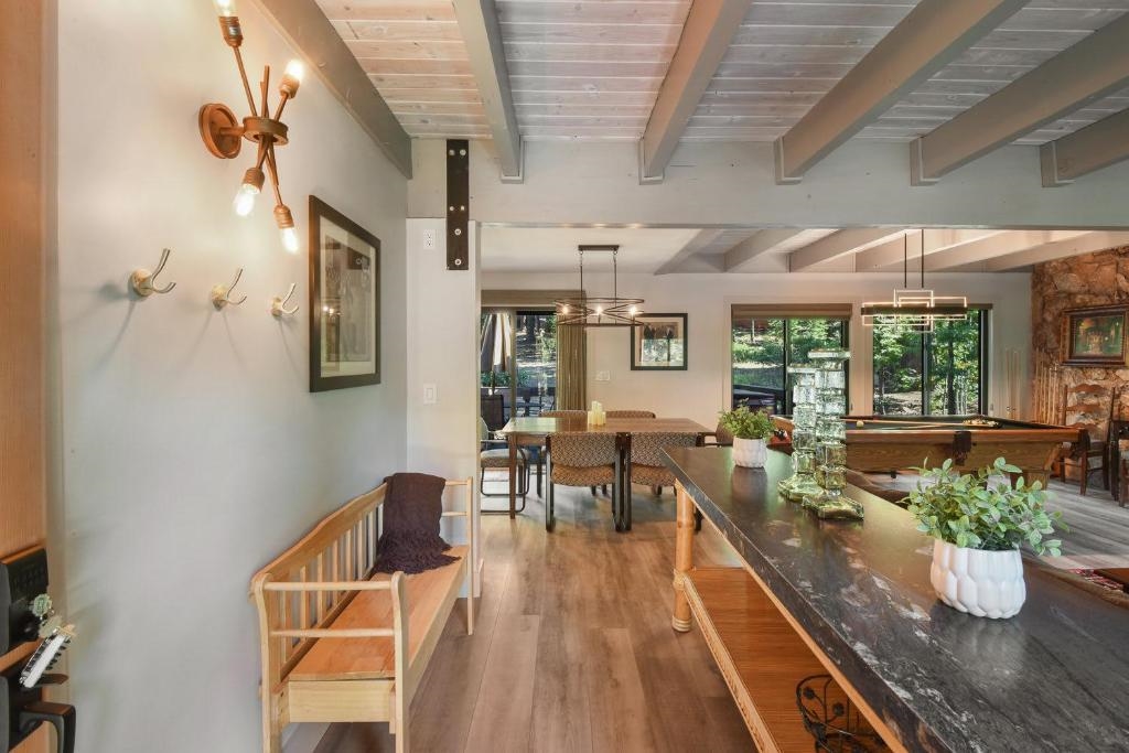 1163 Statford Way Tahoe Vista, CA 96148 - Photo 4 of 22 a living room with furniture