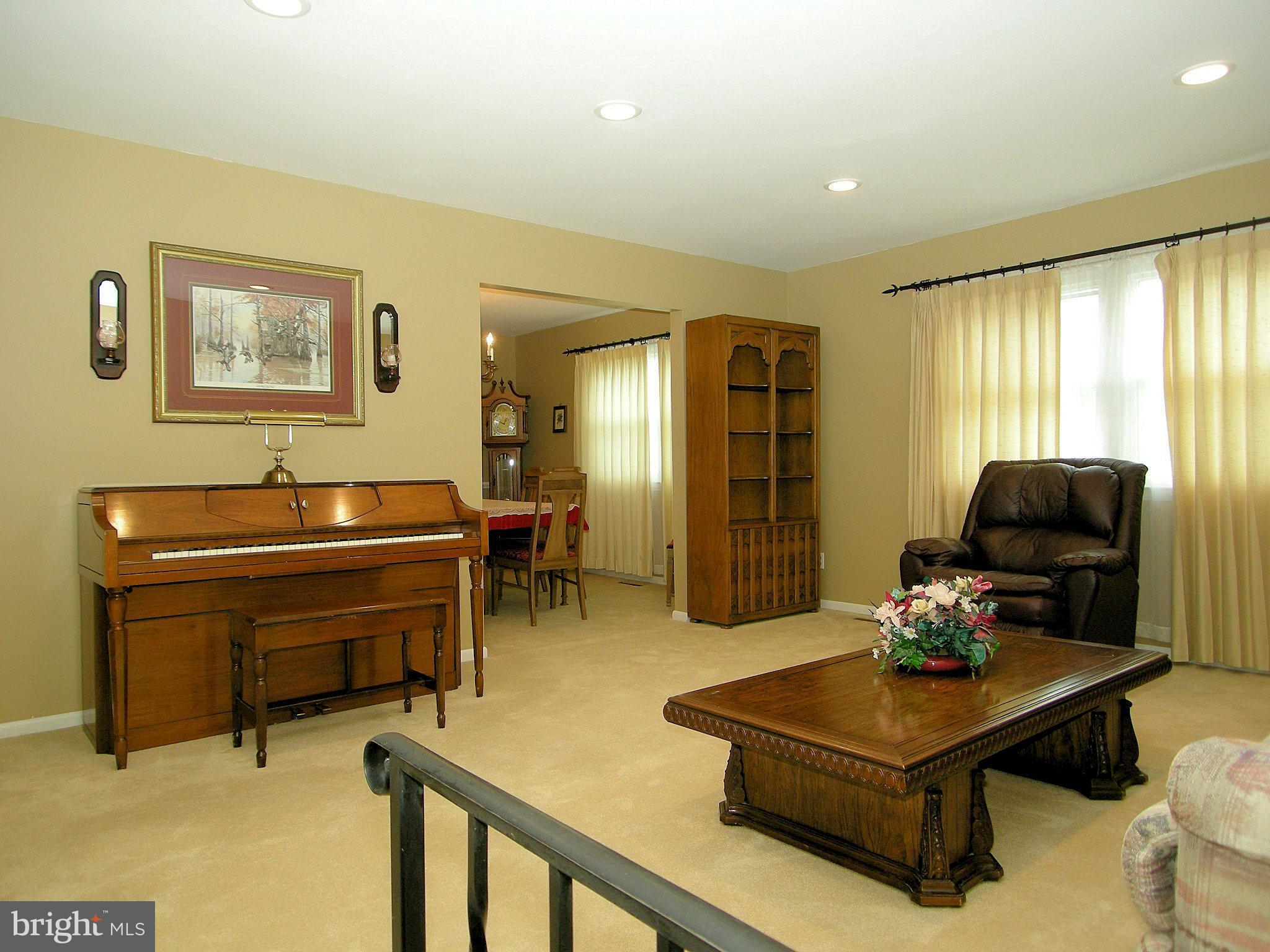 526 Maple Ridge Lane Odenton, MD 21113 - Photo 4 of 19 Main level living room