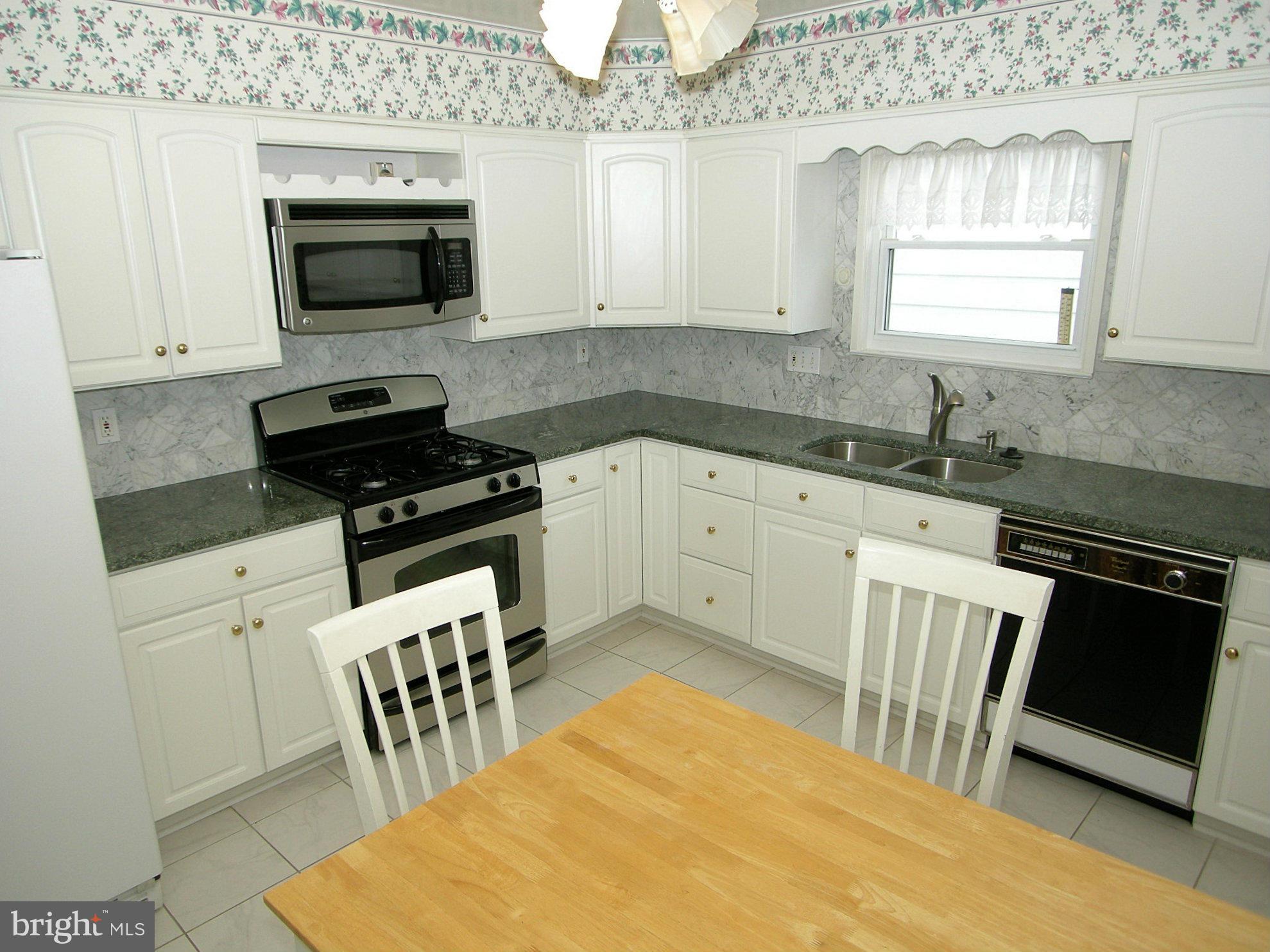 526 Maple Ridge Lane Odenton, MD 21113 - Photo 7 of 19 Kitchen