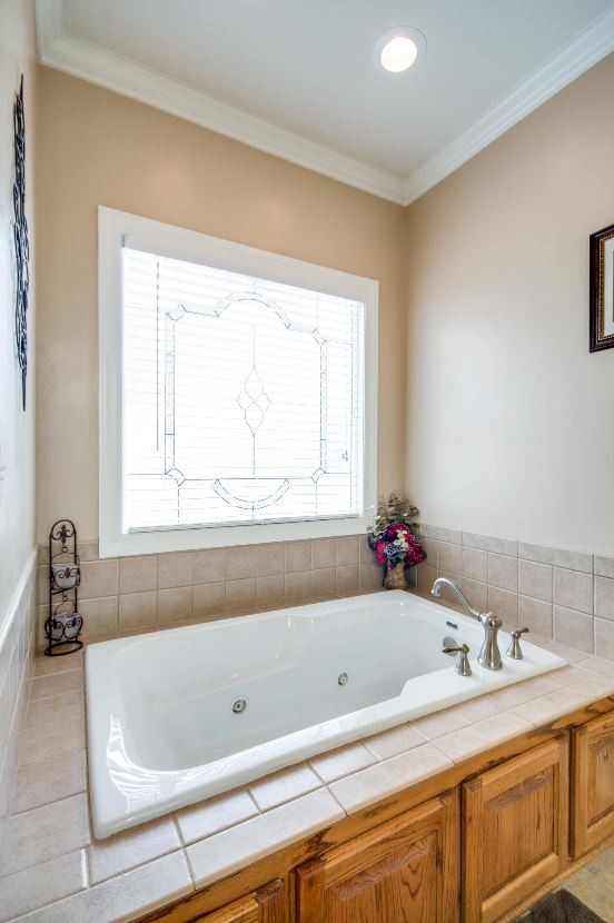 92 Freeman Court Winchester, TN 37398 - Photo 16 of 19 a bathroom with a bathtub and a sink
