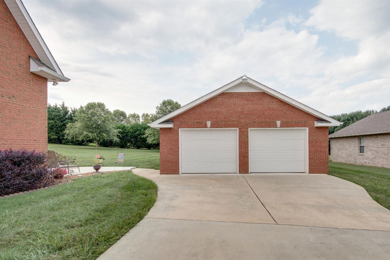 92 Freeman Court Winchester, TN 37398 - Photo 5 of 19 a front view of house with yard