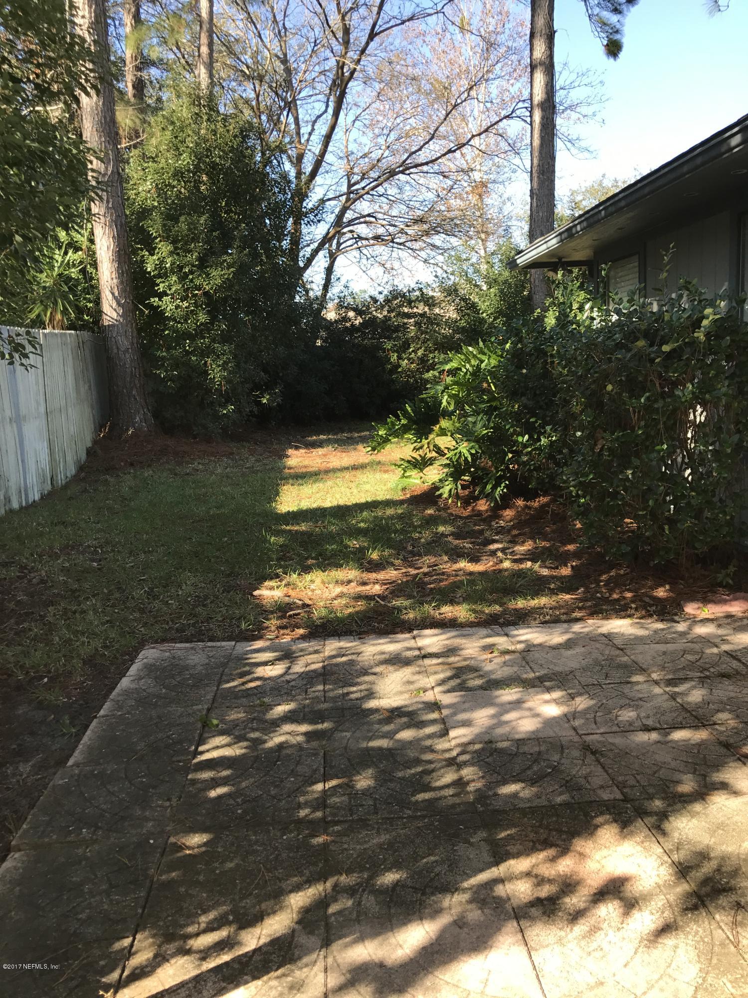 8236 Crosswind Road Jacksonville, FL 32244 - Photo 29 of 34 SIDE YARD VIEW 2